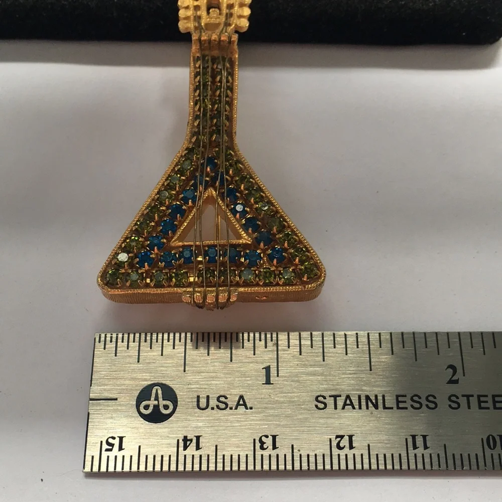 🔴Balalaika, Stringed Musical Instrument Brooch/Pin Gold Tone